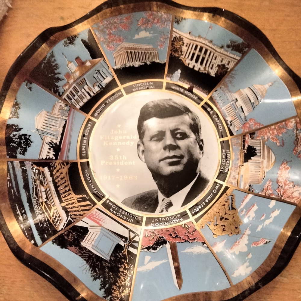 Commemorative Plate with Historical Landmarks